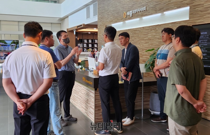 ▲ 세종 금강 수변상가 번영회가 9일 세종시의회 현관에서 시민 위에 굴림하는 김현미 의원을 규탄하고 있다.ⓒ이길표 기자