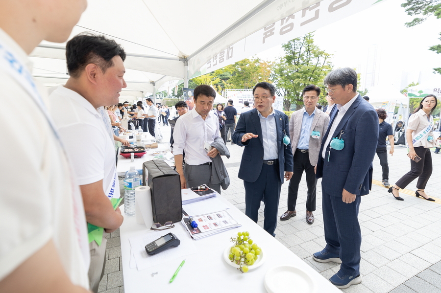 ▲ 이날 행사에는 정헌율 익산시장과 이춘석·한병도·조배숙 국회의원, 김영재 한국식품산업클러스터진흥원 이사장을 비롯해 국회의 여러 주요 인사들이 대거 참석했다.ⓒ익산시
