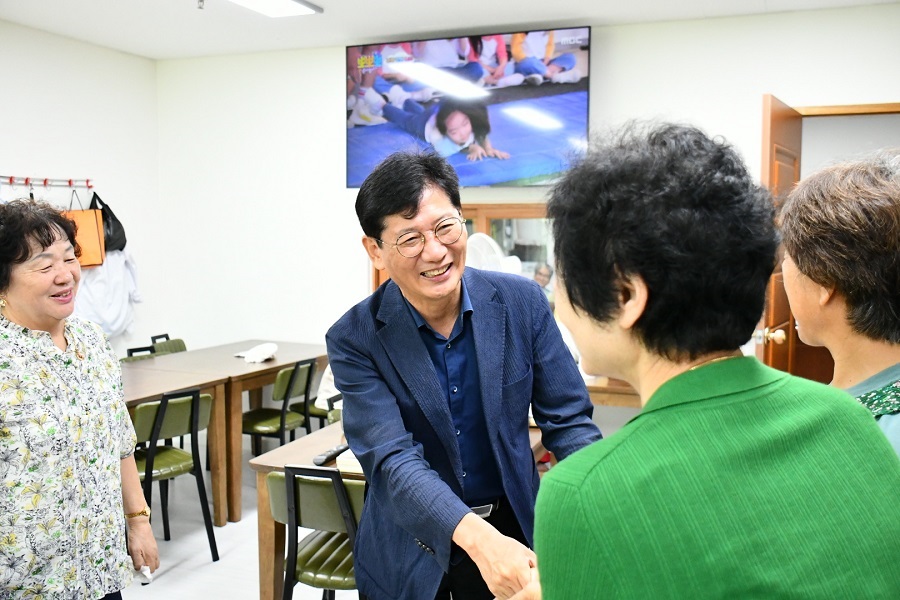▲ 9일 번암면 대표경로당을 방문한 최훈식 군수가 어르신들과 인사하고 있다.ⓒ장수군