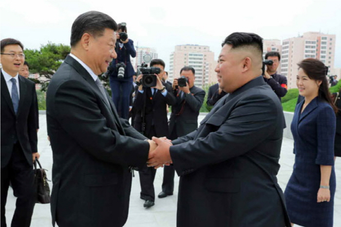 ▲ 지난 2019년  6월 21일 당시 북한을 공식 국빈 방문 중인 시진핑 중국 국가주석과 부인 펑리위안 여사가 평양 우의탑을 찾아 꽃바구니를 진정했다고, 노동신문이 22일 보도했다. 이날 김정은 국무위원장과 부인 리설주 여사는 시진핑 주석과 부인 펑리위안 여사를 맞았다. ⓒ북한 노동신문/뉴시스