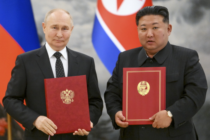 ▲ 블라디미르 푸틴(왼쪽) 러시아 대통령과 북한 김정은이 2024년 6월 19일 북한 평양 금수산 영빈관에서 '포괄적 전략 동반자 협정'을 체결한 후 협정서를 들고 기념 촬영하는 모습. 해당 협정에는 어느 한 나라가 공격을 받으면 상호 지원을 제공하는 '유사시 상호 지원' 조항도 포함됐다. ⓒAP/뉴시스