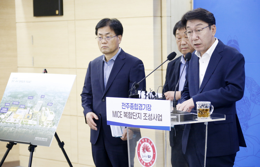 ▲ 우범기 전주시장이 9일 시청 4층 회의실에서 전주종합경기장 MICE 복합단지 추진 상황에 대한 브리핑을 하고 있다.ⓒ전주시