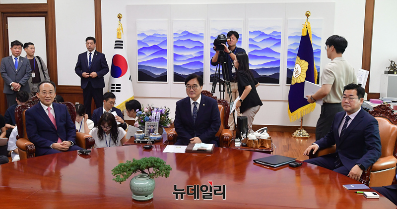 ▲ 우원식 국회의장과 추경호 국민의힘, 박찬대 더불어민주당 원내대표가 9일 오전 국회에서 열린 여야 원내대표 회동에 앞서 기념촬영을 하고 있다. ⓒ이종현 기자