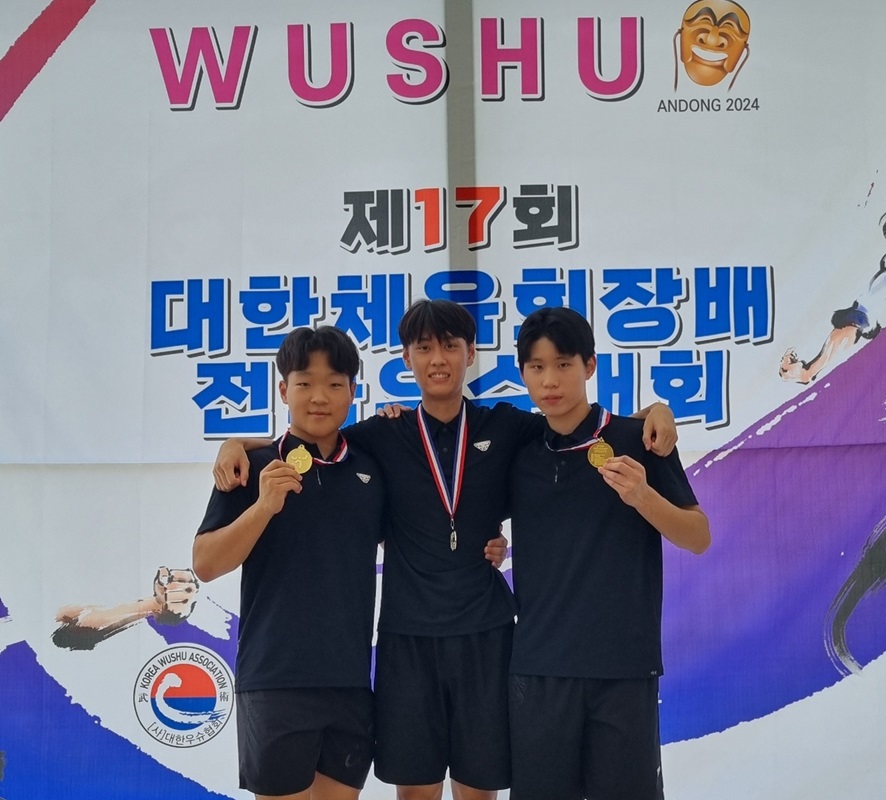 ▲ 왼쪽부터 이종원(2학년), 김현수(2학년), 이윤상(1학년)학생이 ‘제17회 대한체육회장배 전국우슈대회’에서 메달을 획득한 후 기념촬영을 하고 있다.ⓒ충북교육청