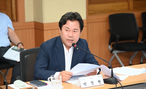 ▲ 박정현 군수가 2025년 부여형 미래 시책 82건 발굴 토론회를 개최하고 있다.ⓒ부여군