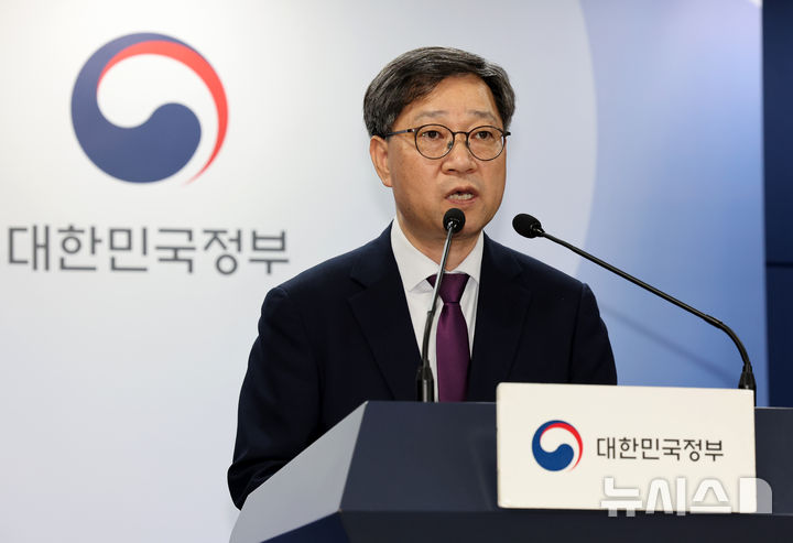 ▲ 정윤순 보건복지부 보건의료정책실장이 9일 오후 서울 종로구 정부서울청사에서 응급의료 등 비상진료 대응 관련 브리핑을 하고 있다. ⓒ뉴시스