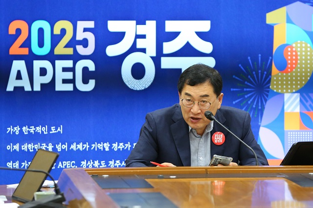 ▲ 주낙영 경주시장이 9일 오전 국·소·본부장회의를 청사 내 영상회의실에서 열고 재해예방 신규사업 역대 최고 국비 확보와 함께 역대 최다 2개 사업 지구 선정 성과를 설명하고 있다.ⓒ경주시