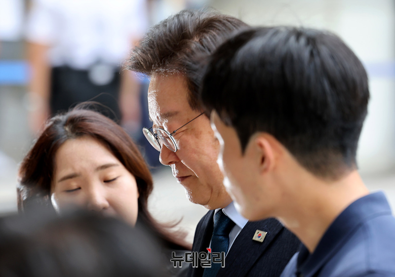 ▲ 이재명 더불어민주당 대표가 지난달 20일 오전 서울 서초구 서울중앙지방법원에 출석하고 있다. ⓒ정상윤 기자