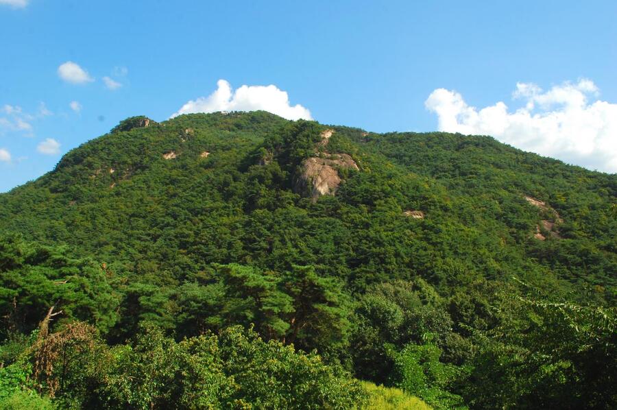 ▲ 하산하면서 바라본 작은동산의 옆모습.ⓒ진경수 山 애호가