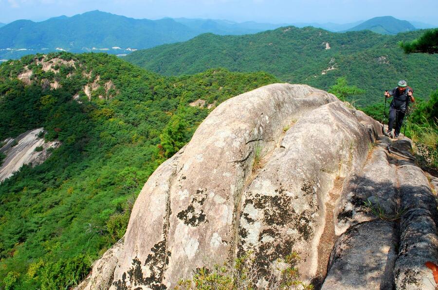 ▲ 기차바위 끝자락에서 바라본 통바위 능선.ⓒ진경수 山 애호가