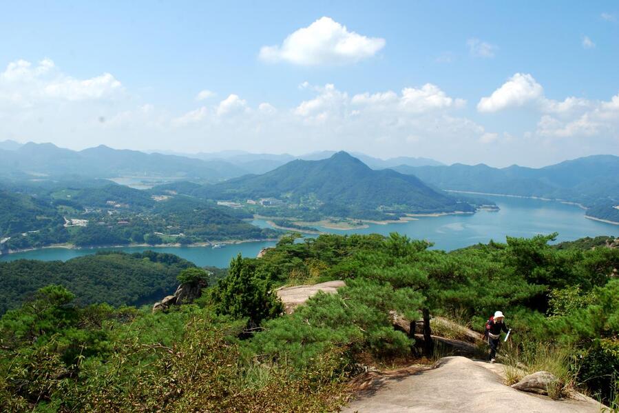 ▲ 외솔봉 지나 오르는 암릉길.ⓒ진경수 山 애호가