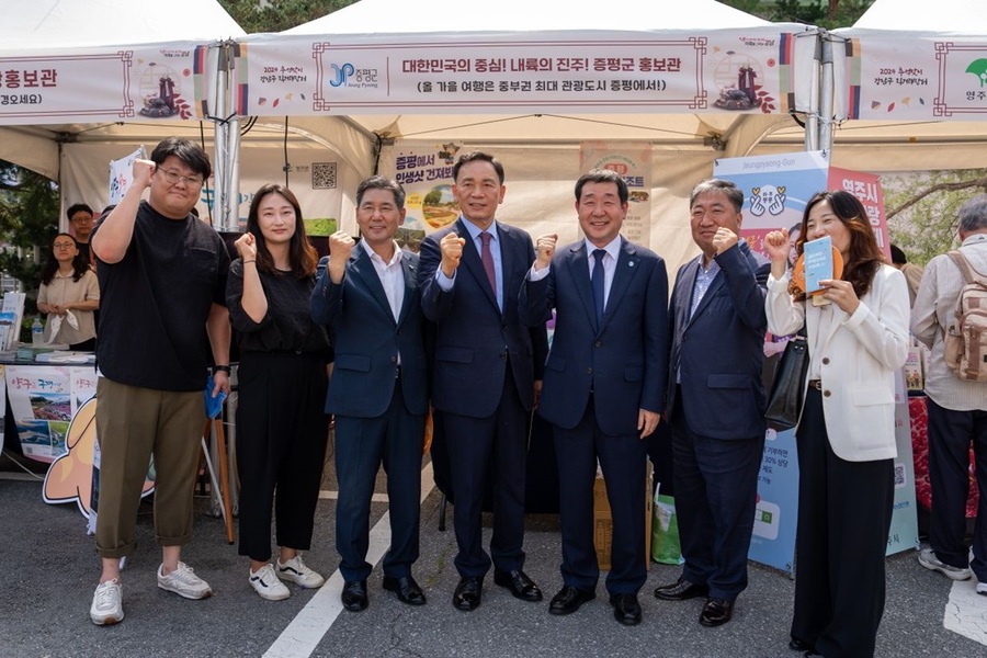 ▲ 이재영 증평군수가 10일 강남구청 주차장에서 열린 직거래장터와 친선도시홍보관에 참가했다.ⓒ증평군