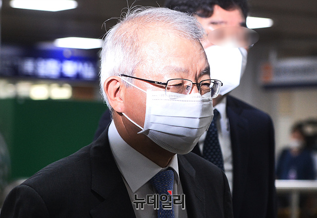 ▲ 양승태 전 대법원장이 2020년 6월 5일 오전 서울 서초구 서울중앙지법에서 열린 속행공판에 출석하고 있다. ⓒ뉴데일리DB