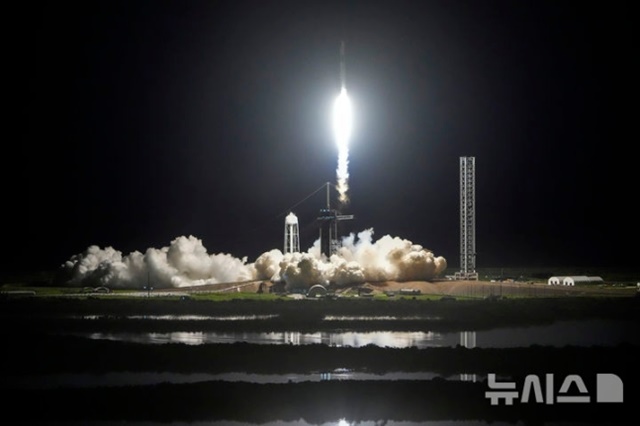 ▲ 최초로 우주유용을 시도할 민간인을 태운 우주캡슐 '드래건'을 실은 우주발사체 '팰컨9'이 미국 플로리다 케네디 우주센터에서 발사되고 있다. 240910 AP/뉴시스. ⓒ뉴시스