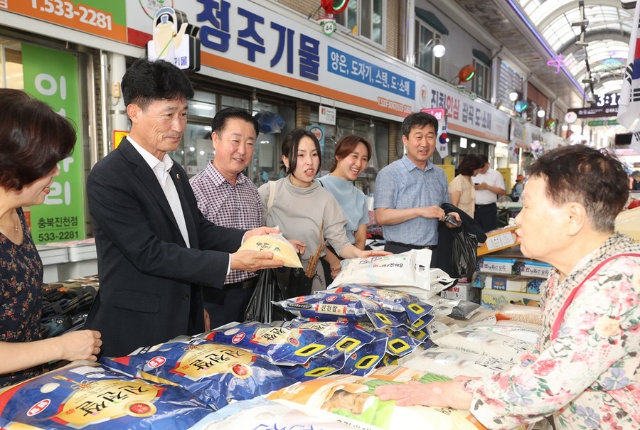 ▲ 이양섭 의장이 재래시장에서 농수산물과 제수용품 등을 구입하며 상인들과 이야기를 나누고 있다.ⓒ충북도의회