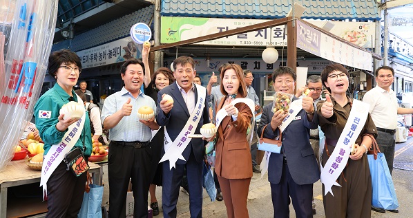 ▲ 김영춘 의장 등, 전통시장 이용 캠페인 전개했고, 굿뜨래페이와 온누리상품권을 이용해 당부했다.ⓒ부여군의회