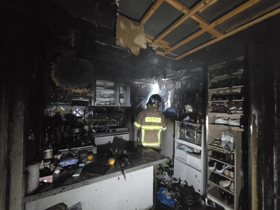 ▲ 전기자전거 배터리 폭발 사고가 발생한 경기 부천 다세대주택 내 주방 모습. ⓒ부천소방서 제공