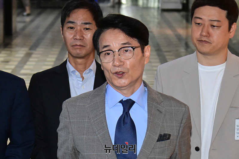 ▲ 최재영 목사가 26일 국회 법제사법위원회에서 '윤석열 대통령 탄핵소추안 발의 요청' 국민동의 청원 관련 청문회에 참석에 앞서 취재진 앞에서 발언을 하고 있다. 2024.07.26.ⓒ이종현 기자