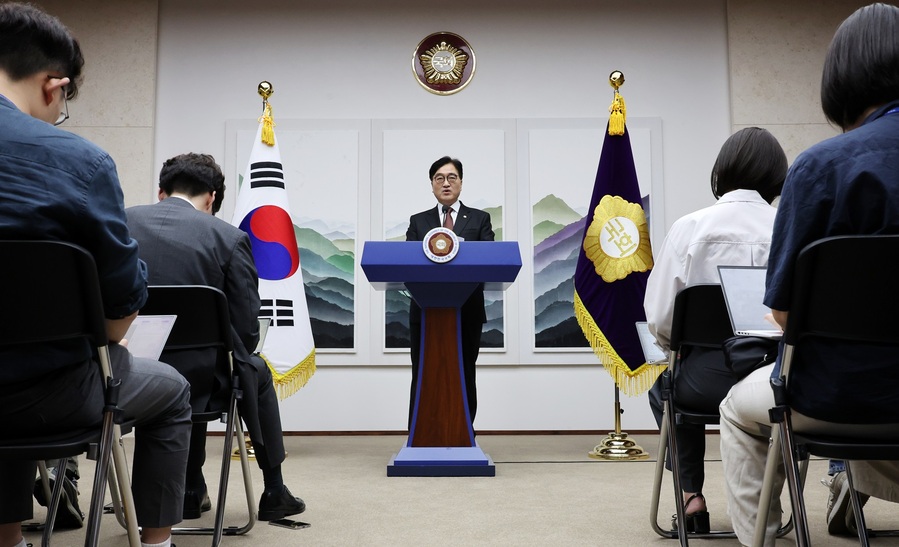 ▲ 우원식 국회의장이 11일 오후 서울 여의도 국회에서 현안 관련 기자회견을 하고 있다. ⓒ뉴시스