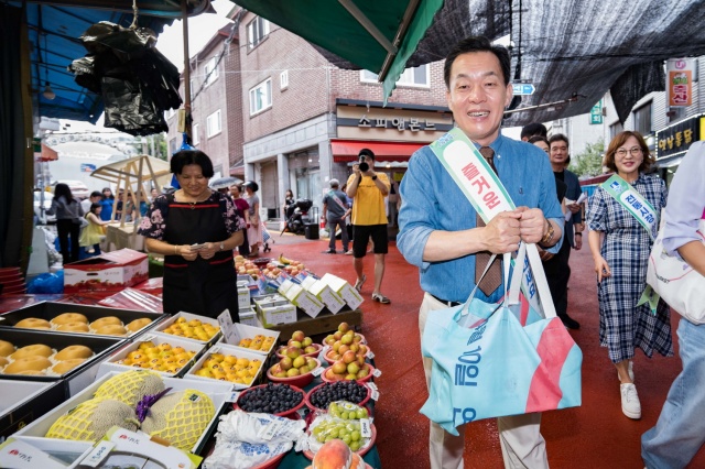 ▲ 이재준 수원시장이 북수원시장에서 장을 보고 있다. ⓒ수원시 제공