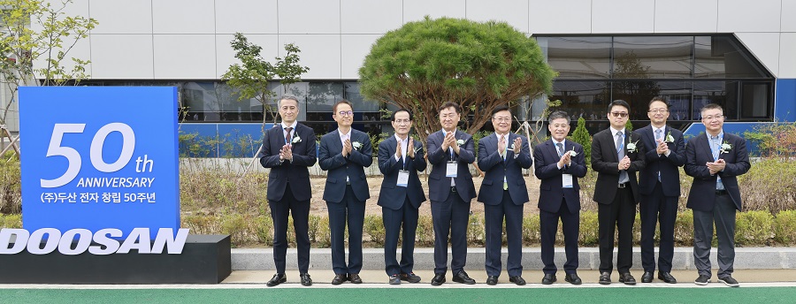 ▲ ㈜두산이 12일 김제 지평선산단에서 전자사업 김제공장 준공식을 갖은 가운데 
 김관영 도지사와 문홍성 두산대표, 유승우 두산 전자BG장 사장, 정성주 김제시장을 비롯한 참석자들이 기념촬영을 하고 있다.ⓒ전북특별자치도