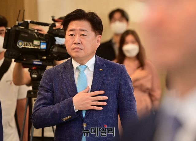 ▲ 오영훈 제주지사가 19일 오후 서울 중구 프레지던트호텔에서 열린 제50차 대한민국 시도지사협의회 총회에서 국민의례를 하고 있다. 2022.8.16 ⓒ정상윤 기자