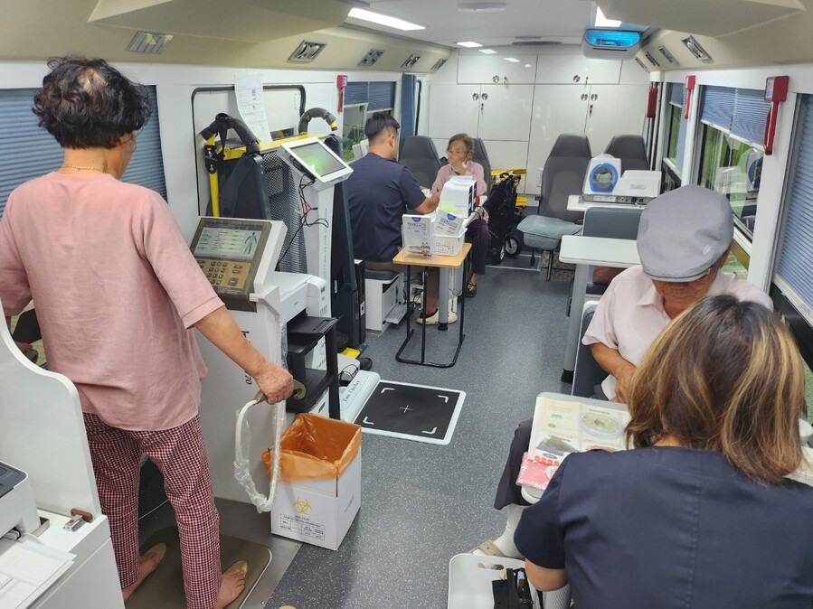 ▲ 달성군(군수 최재훈)은 지난해 10월 이동건강버스 ‘달성건강빵빵이’ 운영을 본격적으로 시작해 올해도 지역 곳곳을 달리고 있다.ⓒ달성군