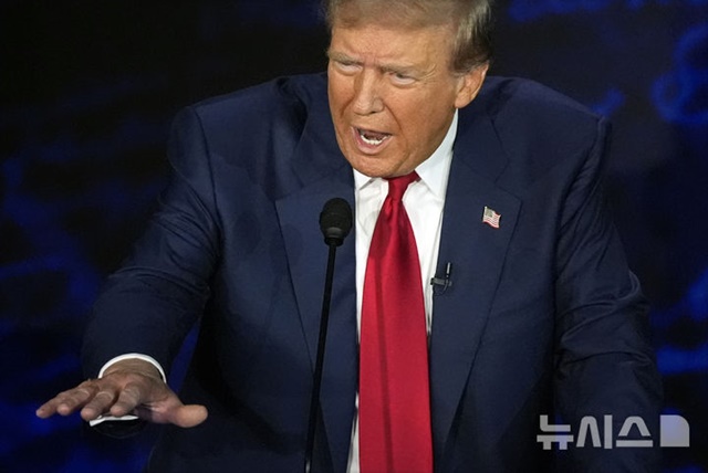 ▲ 미국 공화당 대통령선거 후보 도널드 트럼프 전 대통령이 민주당 후보 카멀라 해리스 부통령과의 TV토론에서 발언하고 있다. 240911 AP／뉴시스. ⓒ뉴시스
