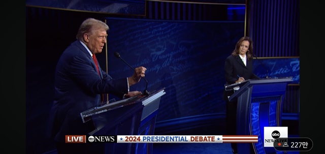 ▲ 미국 공화당 대통령선거 후보 도널드 트럼프 전 대통령(좌)이 민주당 후보 카멀라 해리스 부통령과의 TV토론에서 발언하고 있다. 240911 ABC방송 갈무리.