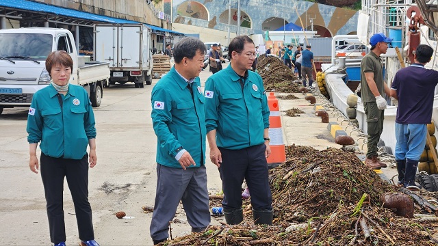 ▲ 국민의힘 이상휘 의원이 추석 연휴를 앞두고 300mm 이상의 기록적인 폭우가 내린 울릉군을 찾아 피해 상황을 점검하고 있다.ⓒ이상휘 의원실