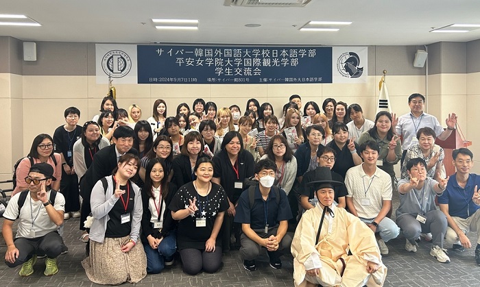 ▲ 사이버한국외대 일본어학부는 지난 7일 대학 사이버관에서 일본 헤이안죠가쿠인대학 국제관광학부와 함께하는 양교간 학생 교류회 행사를 진행했다.ⓒ사이버한국외대