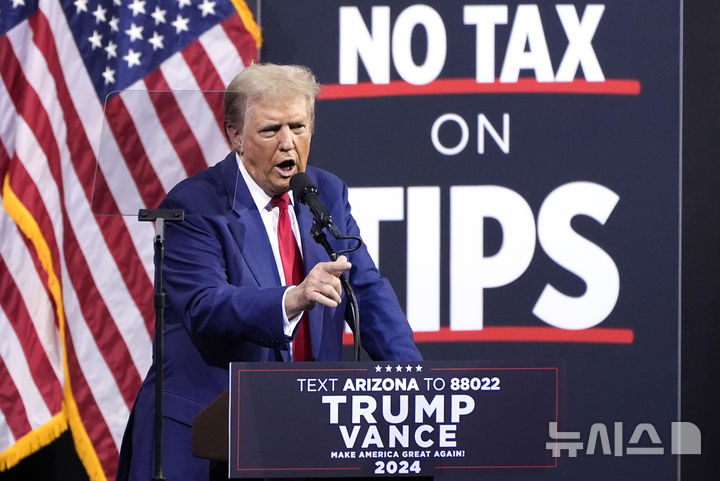 ▲ 미국 공화당 대선 후보 도널드 트럼프 전 대통령이 12일(현지시각) 애리조나주 투손의 린다 론스태드 뮤직홀에서 유세하고 있다. ⓒ뉴시스