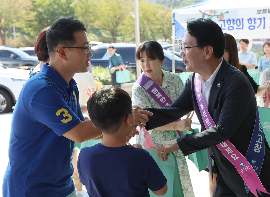 ▲ 심덕섭 고창군수가 14일 고창고인돌휴게소에서 고향을 찾은 귀성객과 인사를 나누고 있다.ⓒ고창군