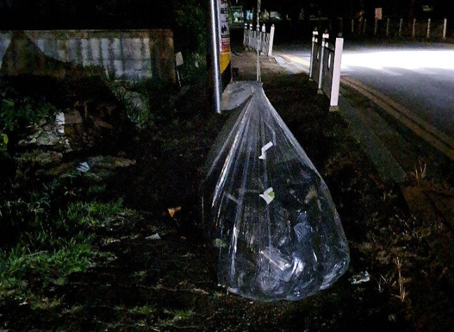 ▲ 북한이 연일 대남 쓰레기 풍선 도발을 한 가운데 지난 4일 경기 파주 지역에 북한이 보낸 쓰레기가 떨어져 있는 모습. ⓒ합동참모본부 제공