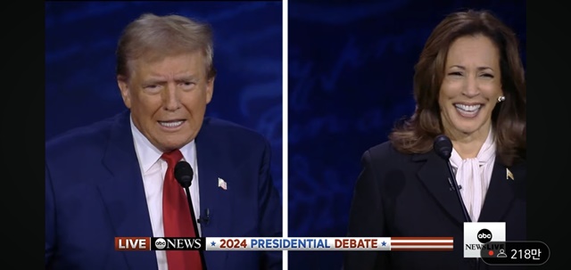 ▲ 카멀라 해리스 부통령(우)이 도널드 트럼프 전 대통령의 이민자들의 '반려동물 취식' 발언에 웃고 있다. 240911 ABC방송 갈무리