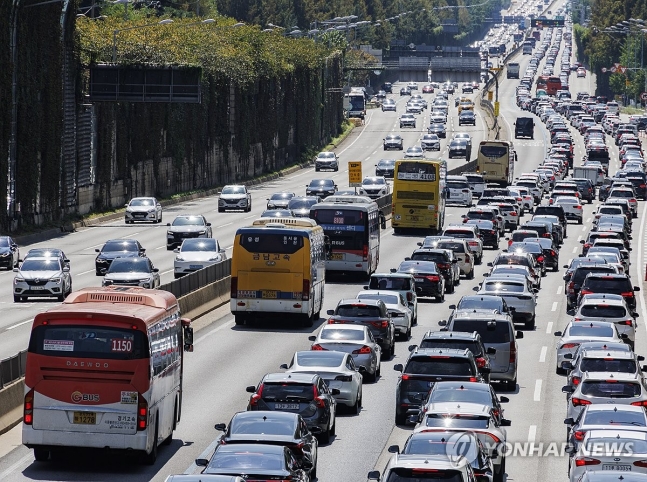 ▲ 17일 오전 서울 서초구 잠원 나들목에서 바라본 경부고속도로 서울 시내 구간이 이동하는 차량으로 혼잡한 모습이다. ⓒ연합뉴스