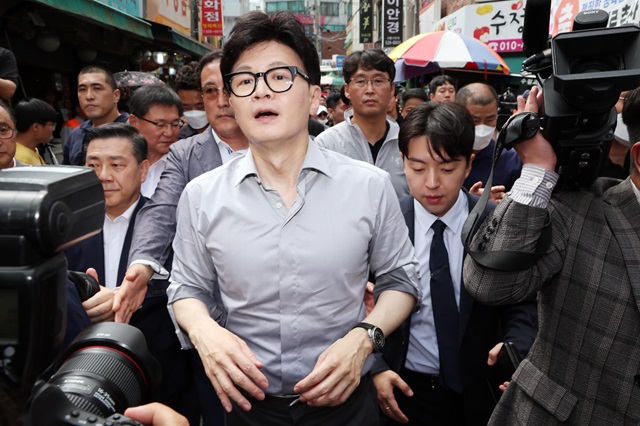 ▲ 한동훈 국민의힘 대표가 지난 11일 부산 금정구 서동미로시장을 방문, 시민과 상인 등에게 인사하며 이동하고 있다.ⓒ뉴시스