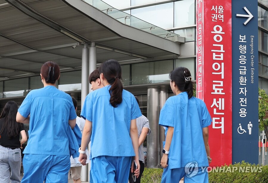 ▲ 지난 10일 오전 서울 시내 한 대형병원 응급실 앞에서 의료진이 이동하고 있다. ⓒ연합뉴스