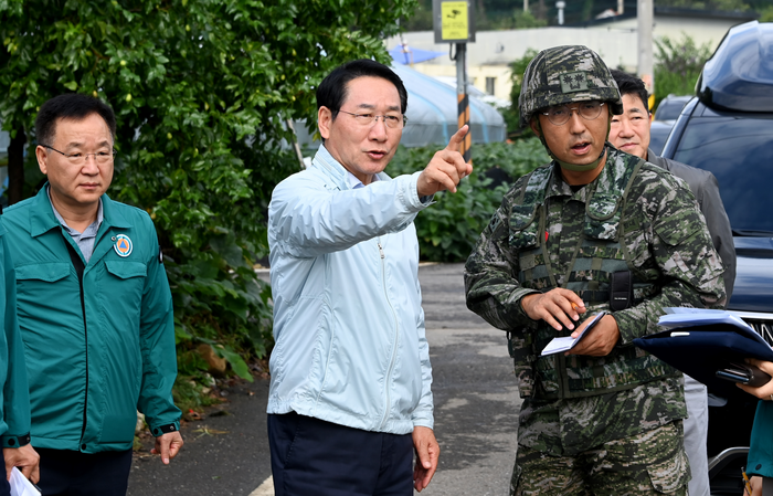 ▲ 유정복(가운데) 인천시장이 18일 강화군 송해면 당산리 대남 소음방송 현장을 찾아 군 관계자로부터 현황을 보고받고 있다. ⓒ인천시 제공