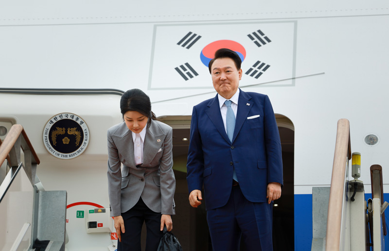 ▲ 체코를 공식 방문하는 윤석열 대통령과 부인 김건희 여사가 19일 성남 서울공항에 도착해 공군 1호기에 탑승하며 인사하고 있다. ⓒ대통령실 제공