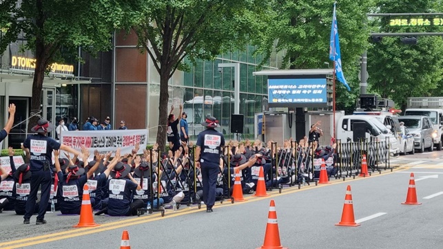 ▲ 19일 고려아연 노조 70여명이 울산에서 상경해 광화문 MBK파트너스 본사 앞에서 공개매수를 규탄하는 집회를 열고 있더. ⓒ고려아연