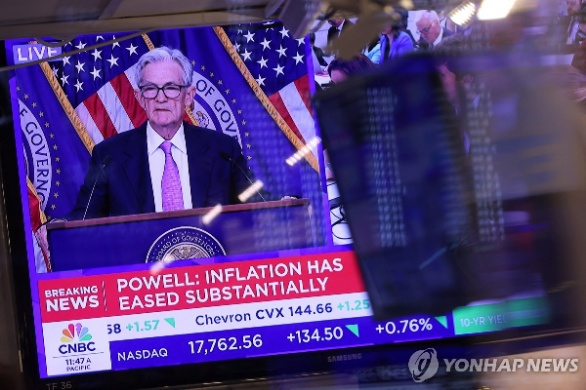 ▲ 18일(현지시간) 미국 연방공개시장위원회(FOMC) 결과 발표 후 뉴욕증권거래소(NYSE)의 TV 화면에 제롬 파월 연방준비제도(Fed·연준) 의장의 기자회견이 중계되고 있다. ⓒ연합뉴스