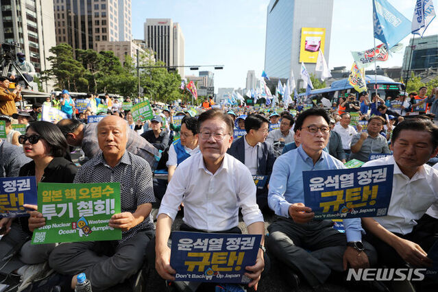 ▲ 더불어민주당 이재명 대표, 박광온 전 원내대표를 비롯한 참석자들이 2023년 9월 서울 중구 한국프레스센터 앞에서 열린 일본 방사성 오염수 해양투기 중단! 방류 용인 윤석열 정권 규탄 2차 범국민대회에서 구호를 외치고 있다. ⓒ뉴시스