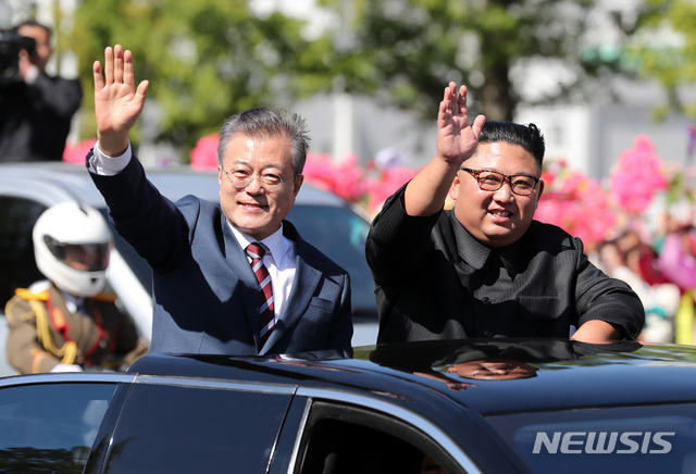▲ 문재인 대통령과 북한 김정은이 2018년 무개차를 타고 평양시내를 퍼레이드 하고 있다. ⓒ뉴시스