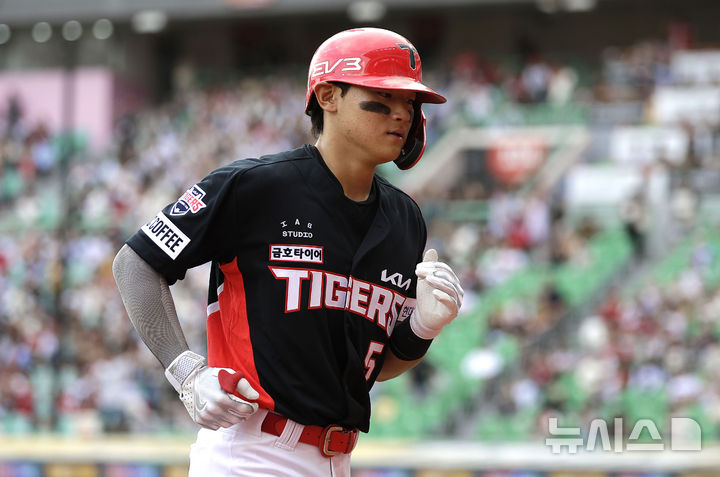 ▲ 지난 17일 인천 미추홀구 SSG랜더스필드에서 열린 2024 KBO리그 KIA 타이거즈와 SSG 핸더스의 경기, 9회초 1사 주자 없는 상황 KIA 김도영이 아웃당한 뒤 덕아웃을 향하고 있다. ⓒ뉴시스