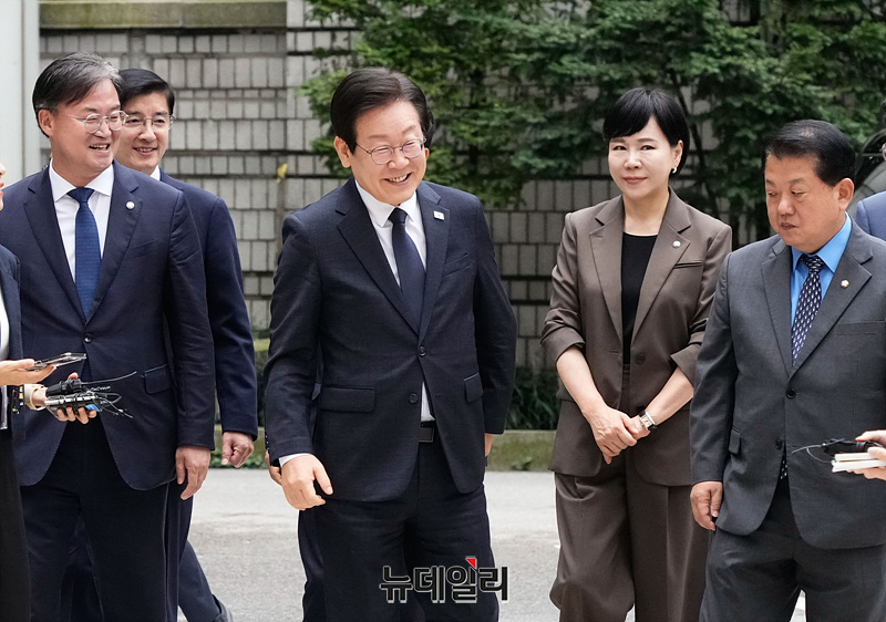 ▲ 이재명 더불어민주당 대표가 20일 오전 서울 서초구 서울중앙지법에서 열린 공직선거법 위반 관련 결심 공판에 출석하며 마중나온 지도부와 인사를 나누고 있다. ⓒ서성진 기자