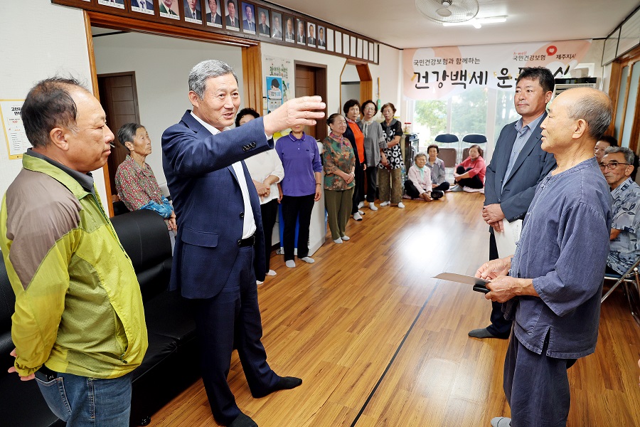 ▲ 김완근 제주시장은 20일 애월읍 유수암리 경로당을 방문하여 지역 어르신들과 소통의 시간을 가졌다.ⓒ제주시