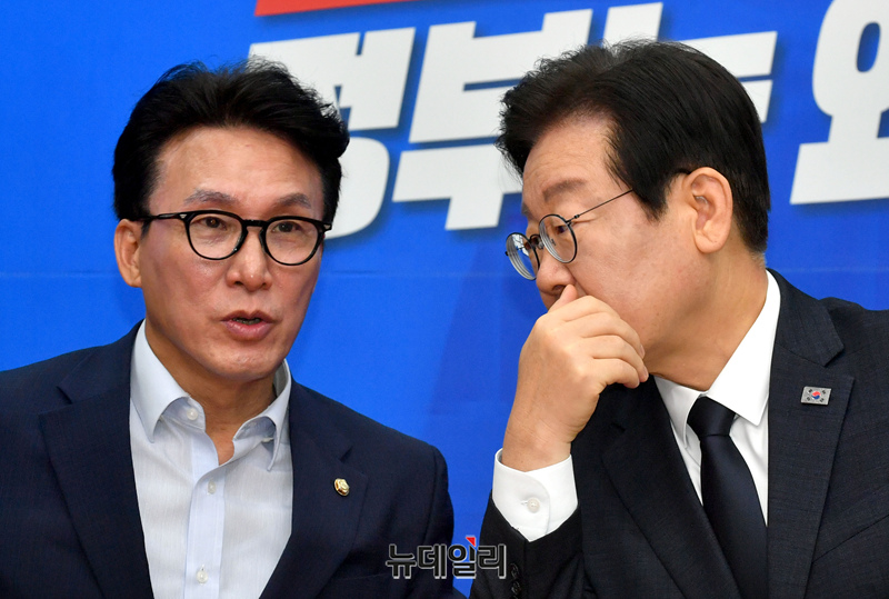 ▲ 대화 나누는 이재명 대표와 김민석 최고위원 ⓒ이종현 기자