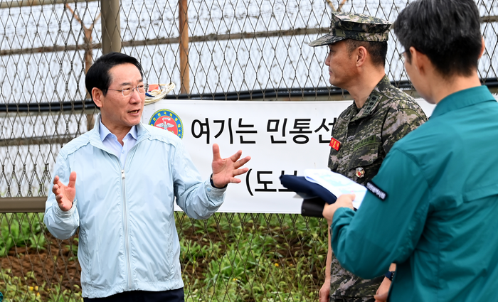 ▲ 유정복(왼쪽) 인천시장이 최근 강화군 송해면 당산리 대남 소음방송 현장을 찾아 군 관계자로부터 현황을 보고 받고 있다. ⓒ 인천시 제공