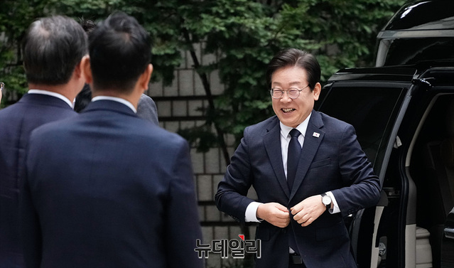 ▲ 이재명 더불어민주당 대표가 20일 오전 서울 서초구 서울중앙지법에서 열린 공직선거법 위반 관련 결심 공판에 출석하며 마중나온 지도부와 인사를 나누고 있다. ⓒ서성진 기자